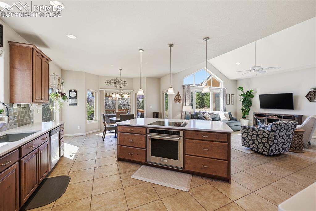 Image 15 of 49: Kitchen