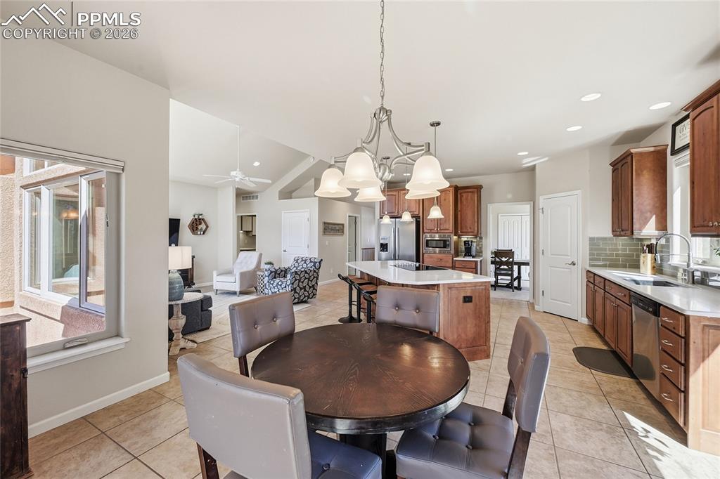 Image 18 of 49: Dining Area