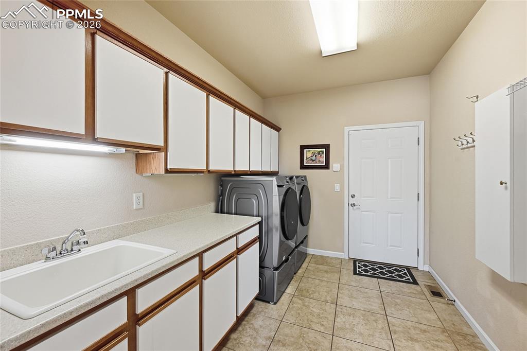 Image 28 of 49: Bathroom