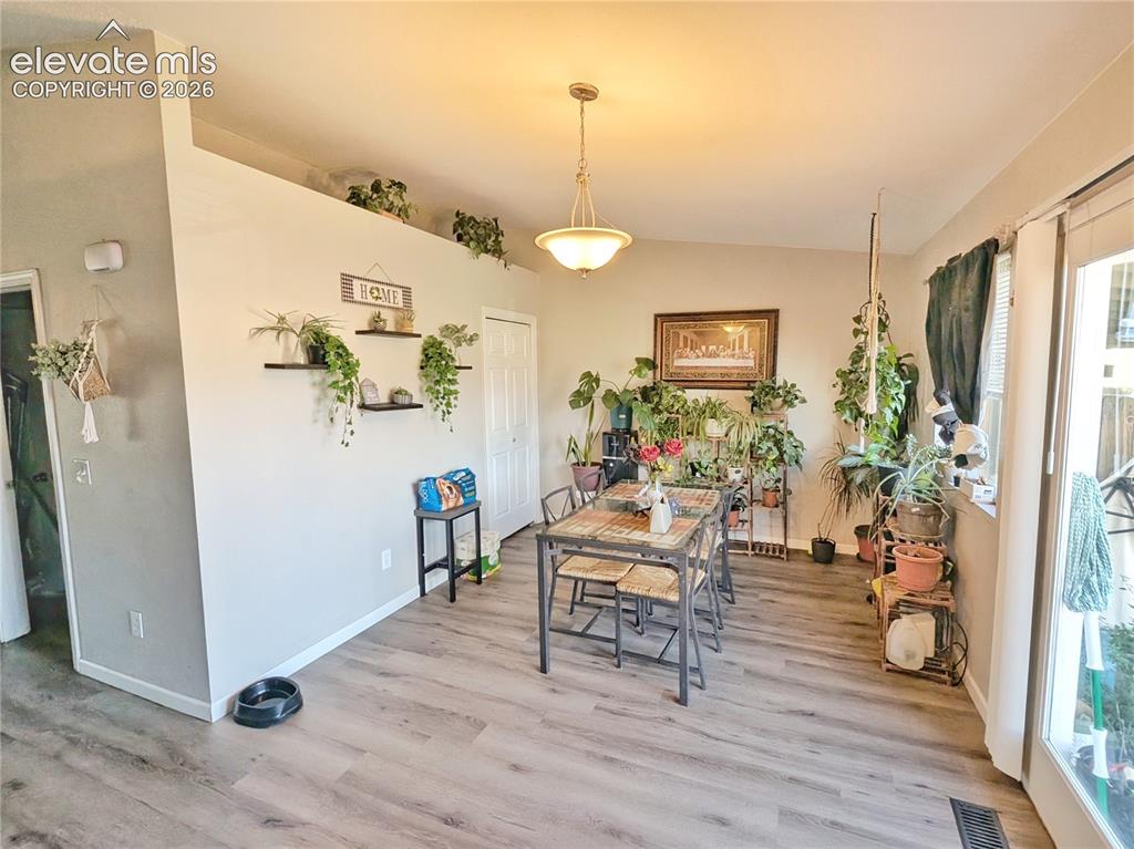 Image 12 of 20: Dining Area