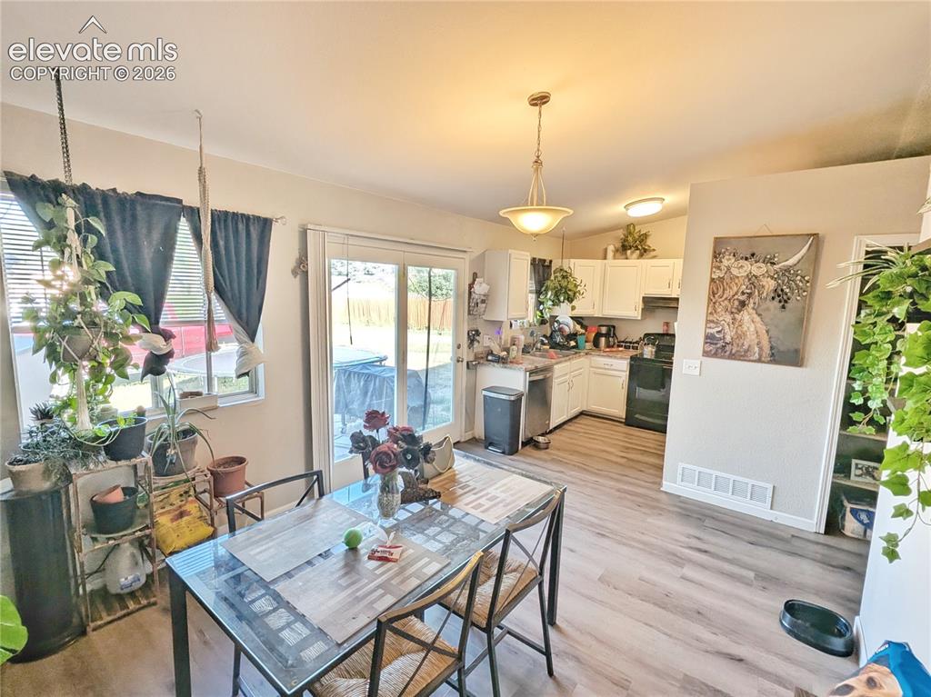 Image 13 of 20: Dining Area