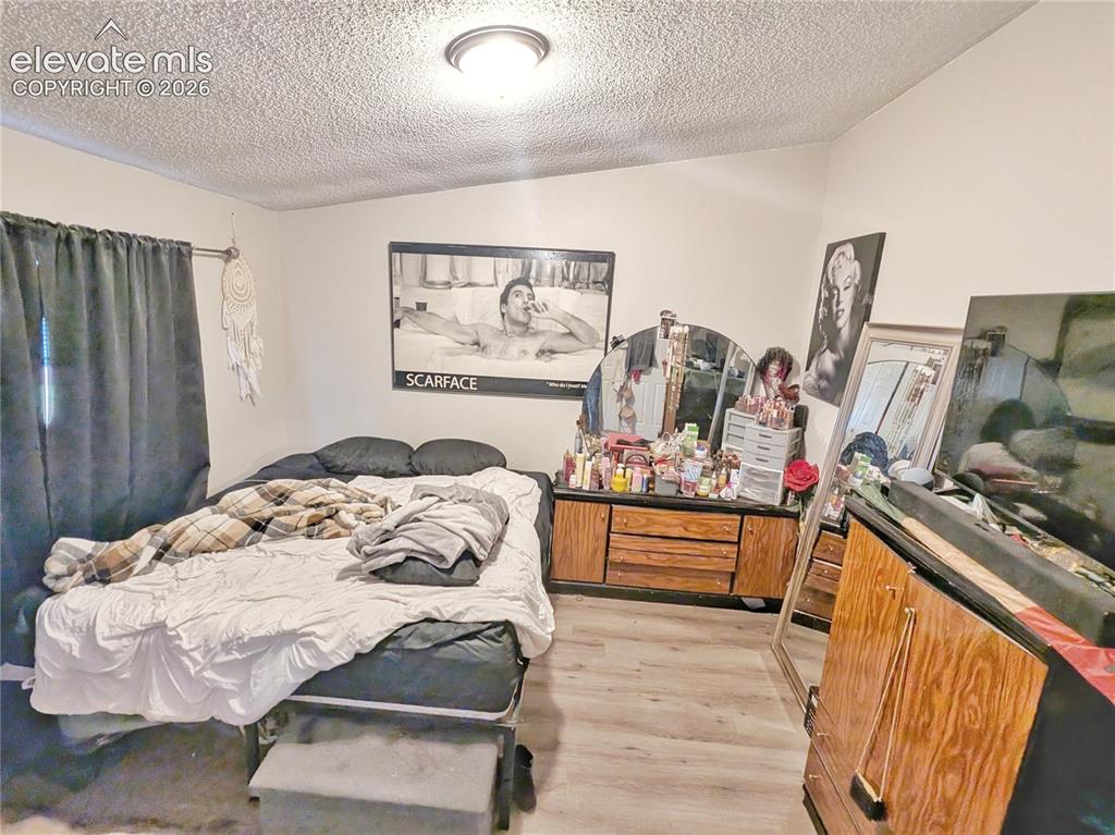 Image 14 of 20: Bedroom