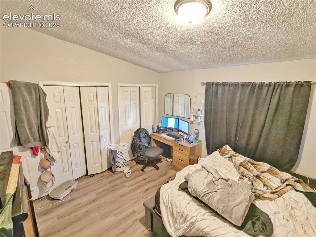 Image 15 of 20: Bedroom
