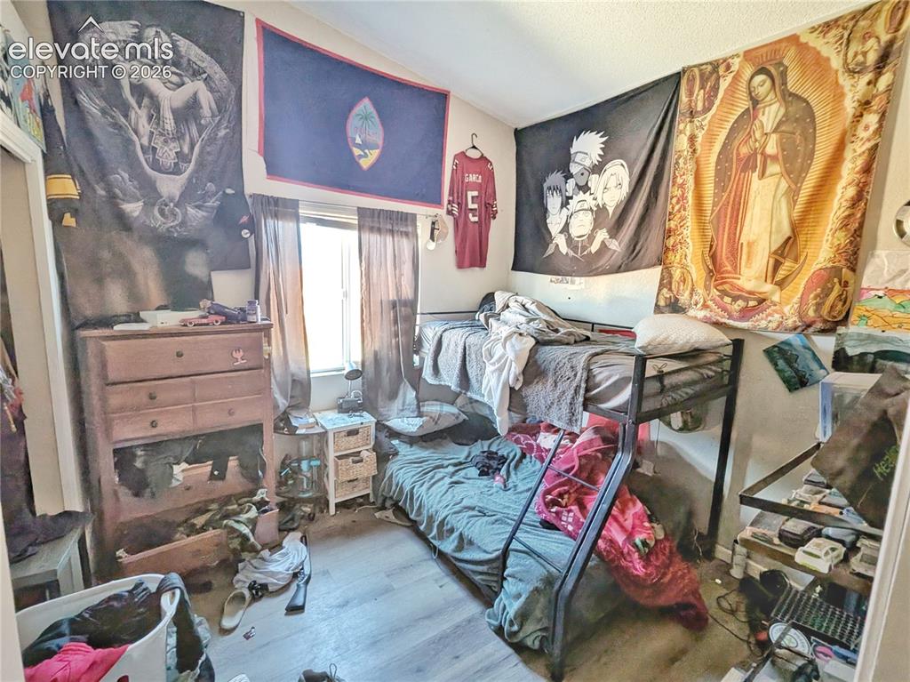 Image 16 of 20: Bedroom