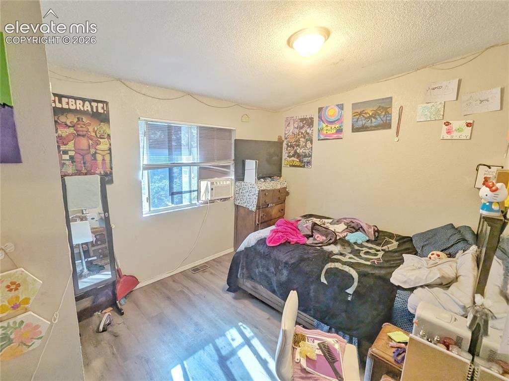 Image 8 of 20: Bedroom