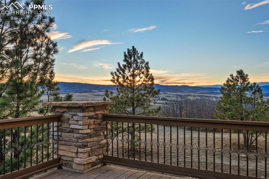 Image 17 of 40: Unparalleled mountain views from the main level deck.