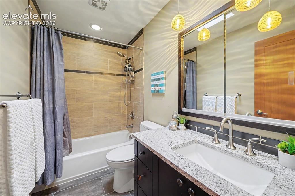 Image 19 of 30: This spacious 2nd bathroom provides comfort and flexibility for everyday l