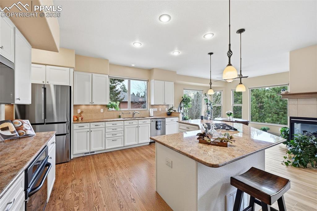 Image 6 of 28: Kitchen