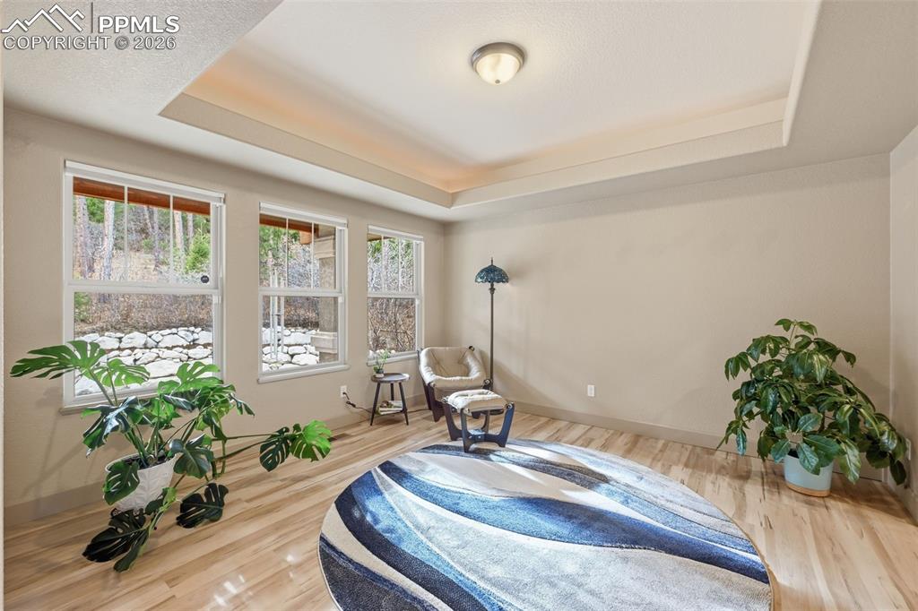 Image 9 of 28: Dining Room