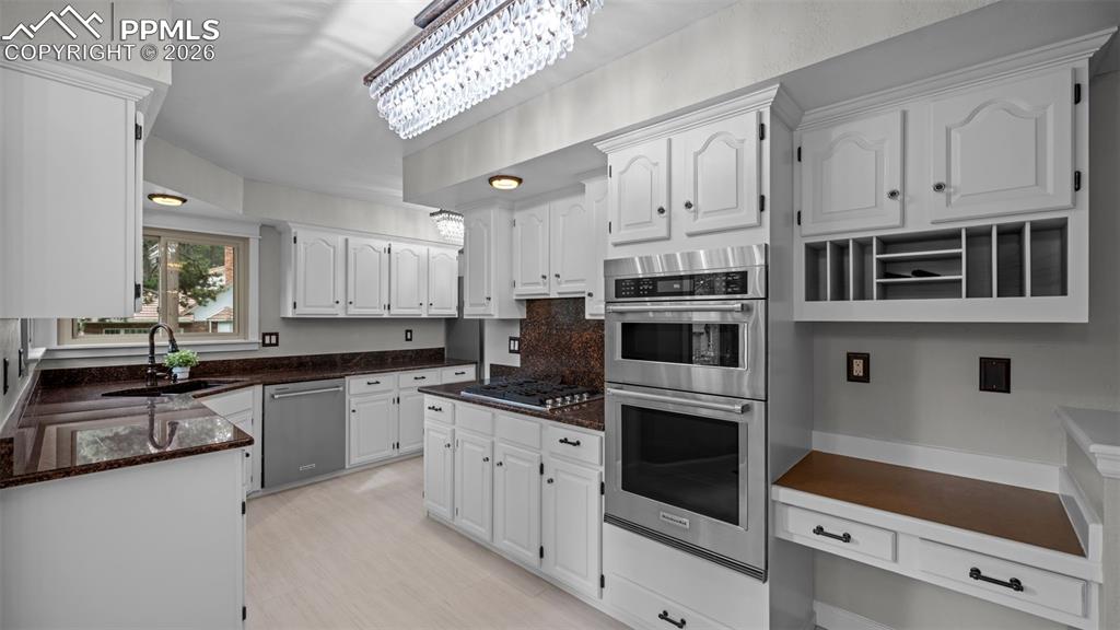 Image 10 of 50: Kitchen