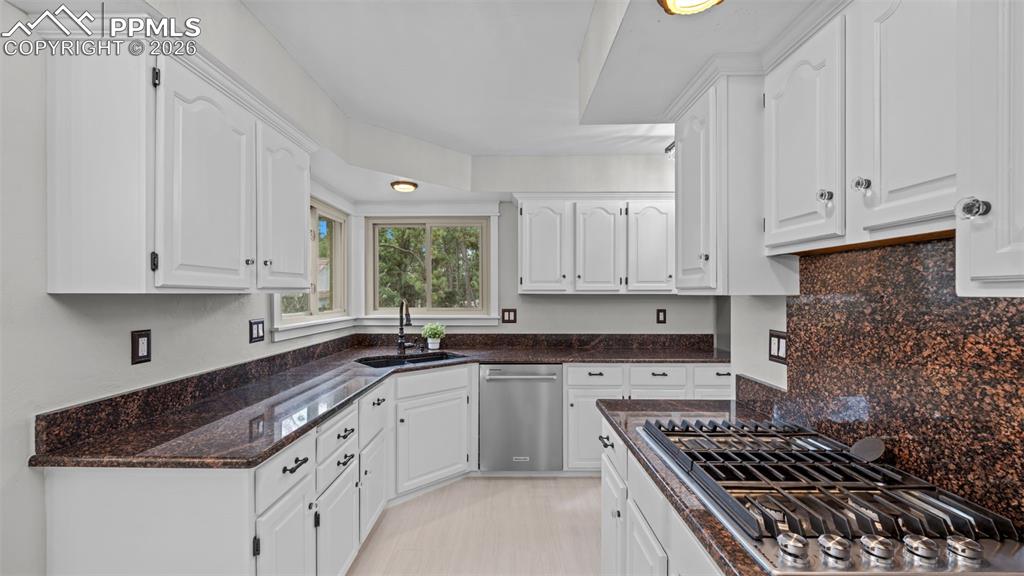 Image 11 of 50: Kitchen