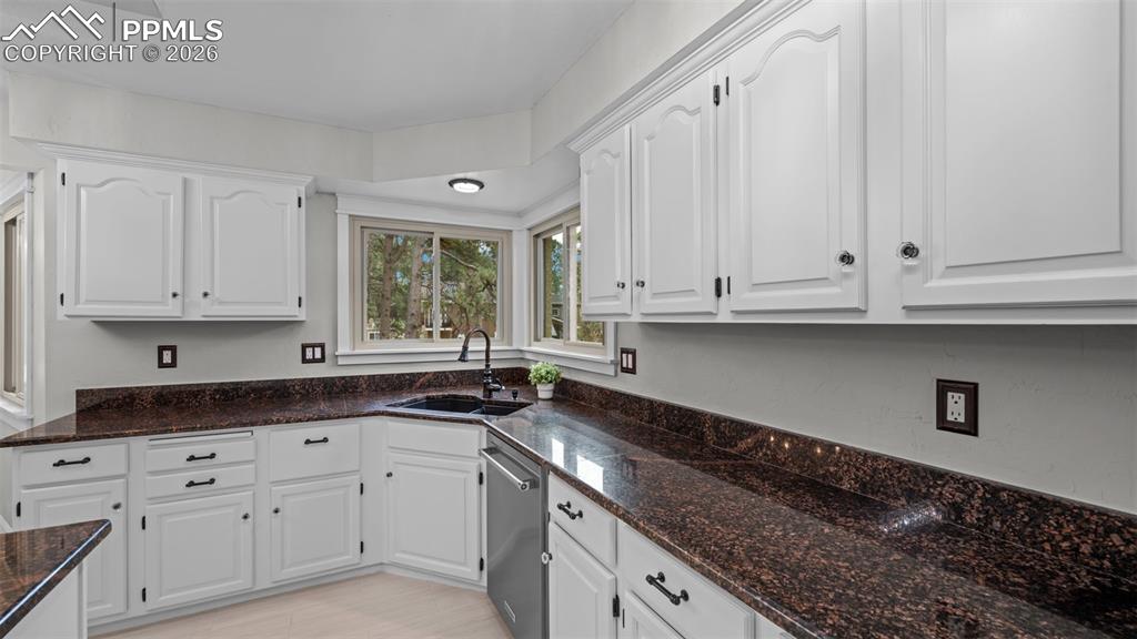 Image 12 of 50: Kitchen