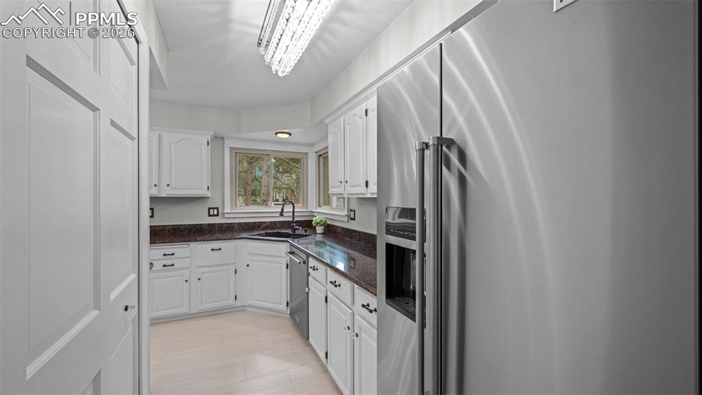 Image 13 of 50: Kitchen