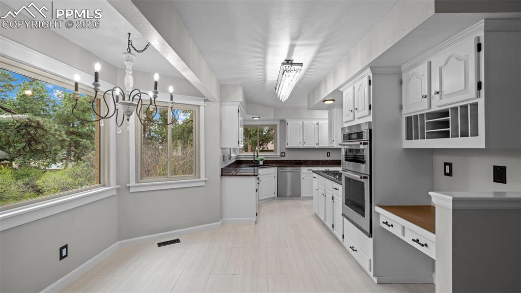 Image 14 of 50: Kitchen