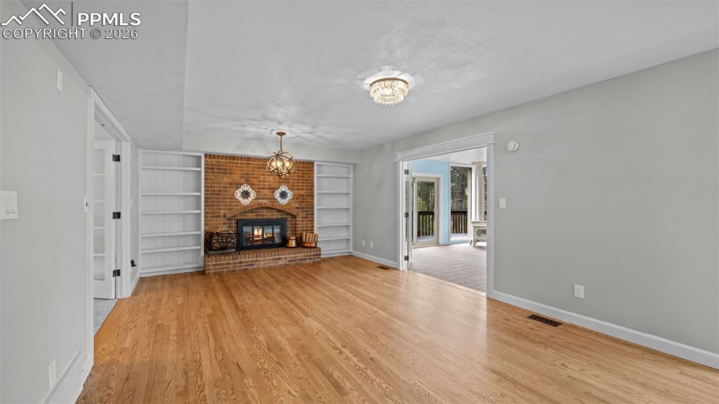 Image 17 of 50: Living Room