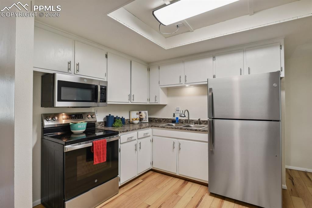 Image 12 of 33: Kitchen