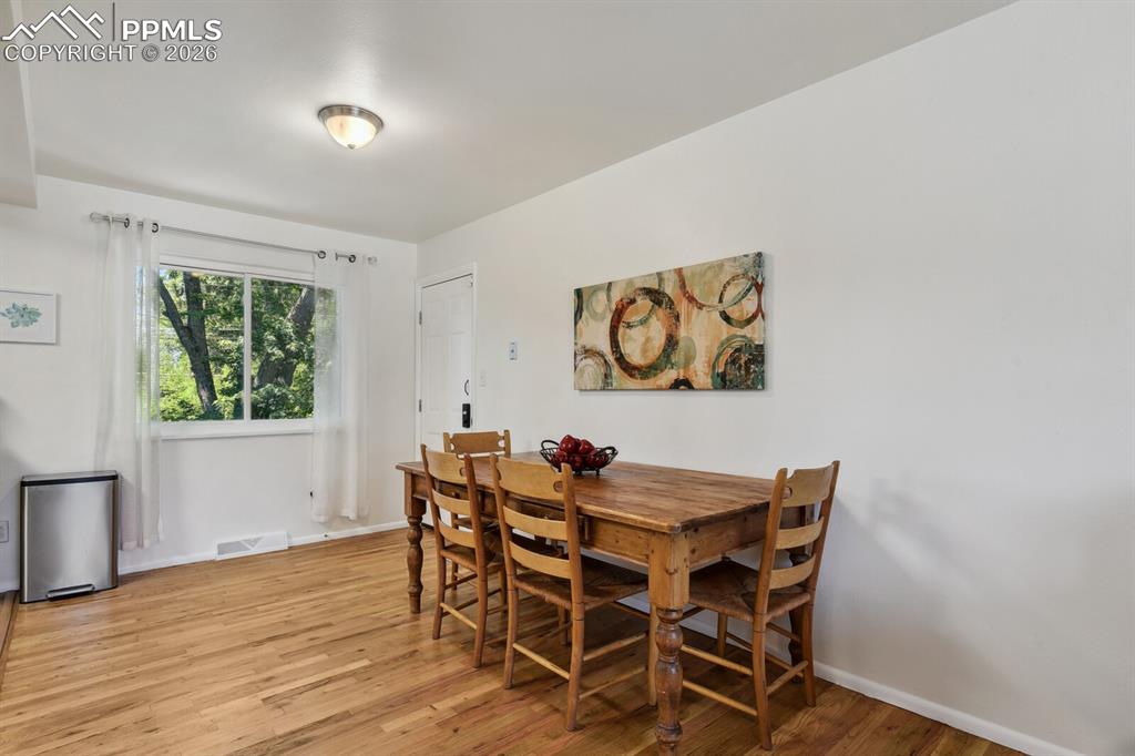 Image 7 of 33: Dining Area