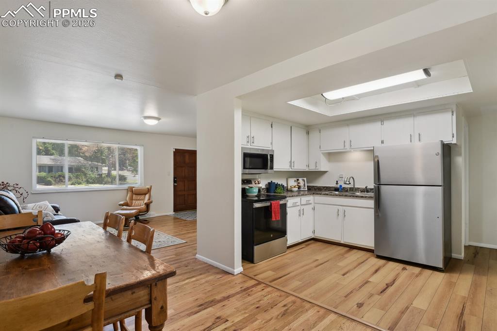 Image 9 of 33: Kitchen