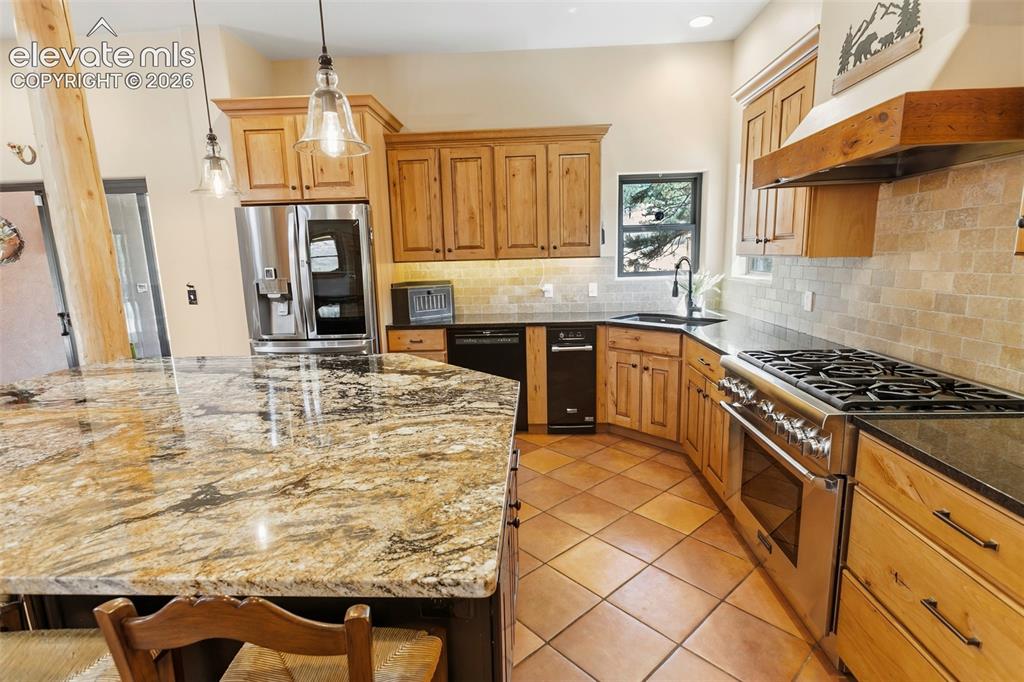 Image 10 of 39: Kitchen