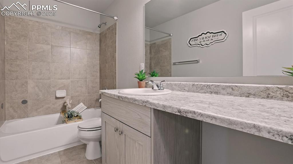 Image 36 of 47: Upper Level Full Bathroom with extended vanity and tiled tub/shower.