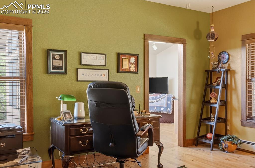 Image 19 of 50: Office