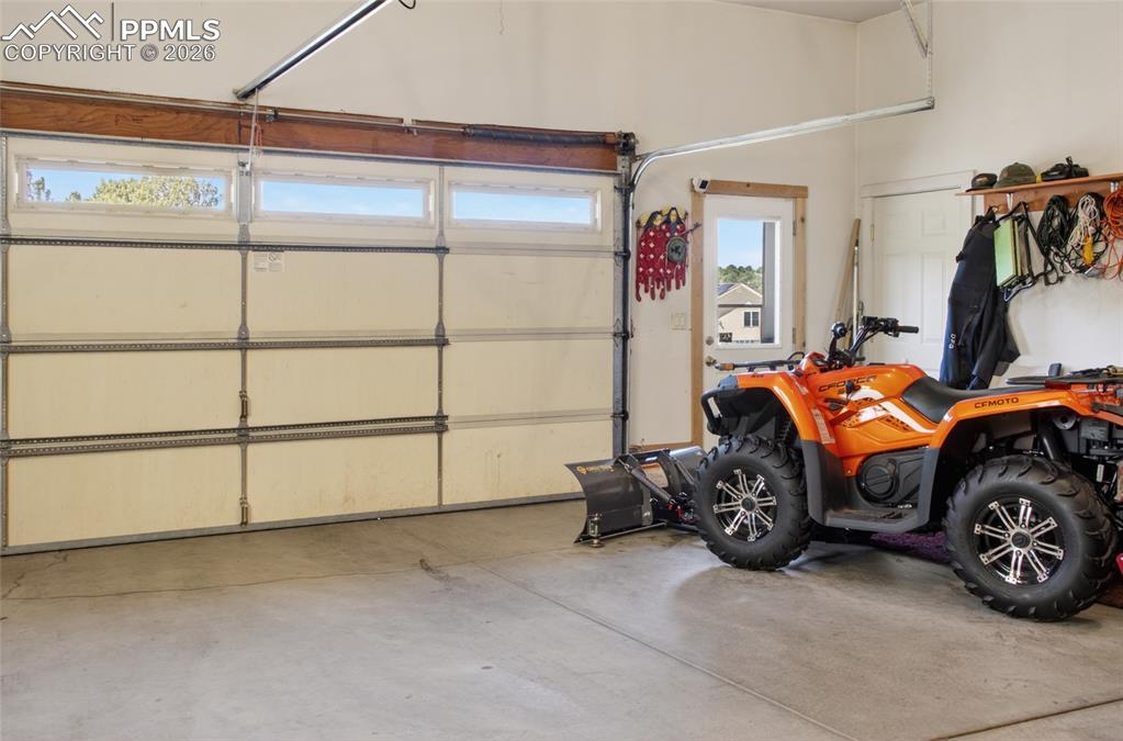 Image 41 of 50: Garage