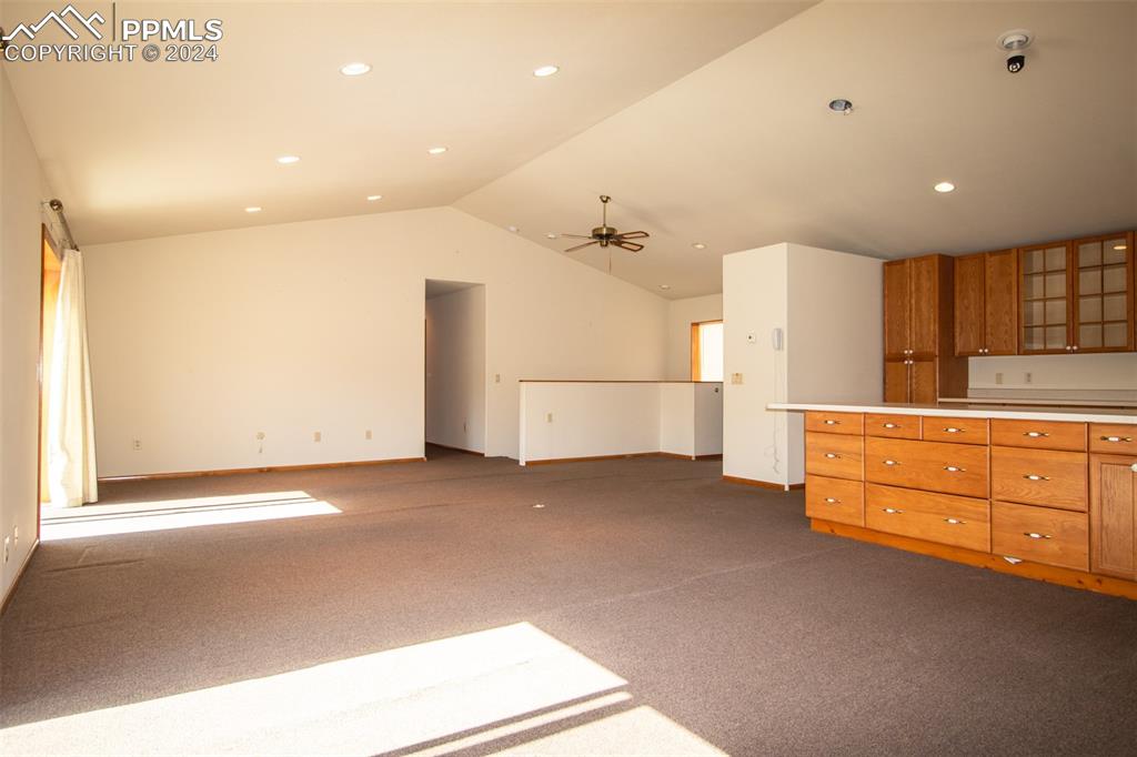 Image 22 of 50: Kitchen