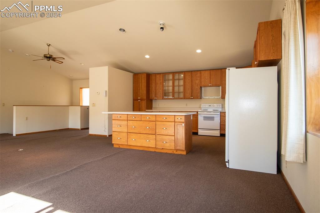 Image 23 of 50: Kitchen