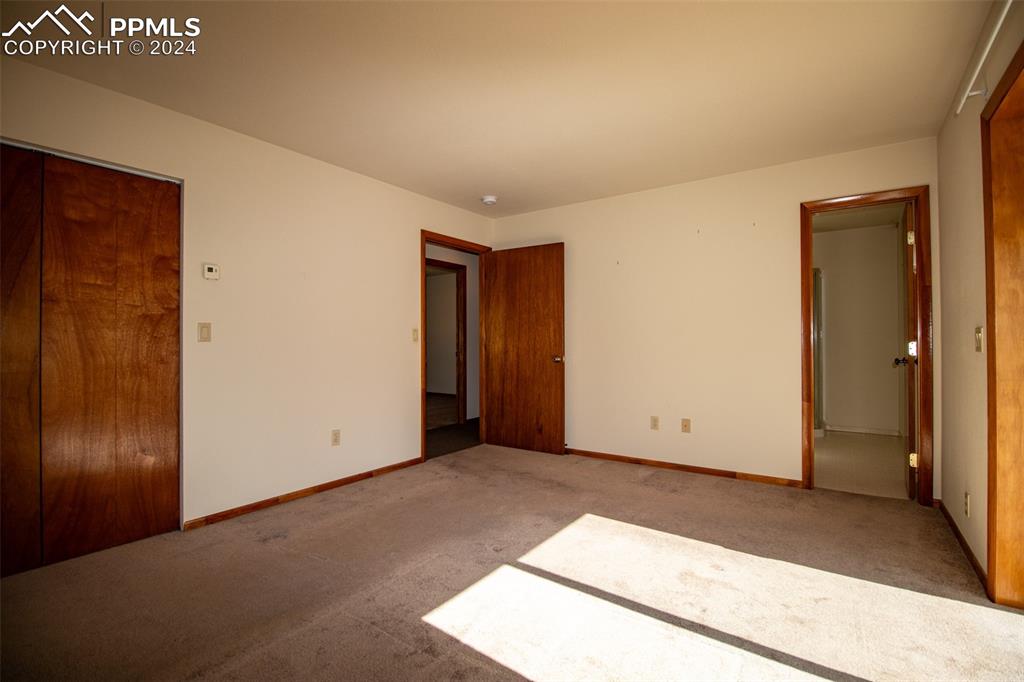 Image 30 of 50: Bedroom