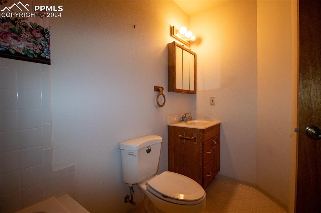 Image 38 of 50: Bathroom