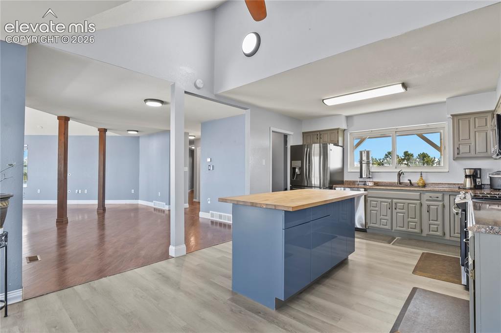 Image 11 of 50: Kitchen