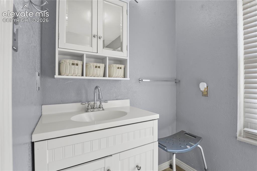 Image 18 of 50: Bathroom