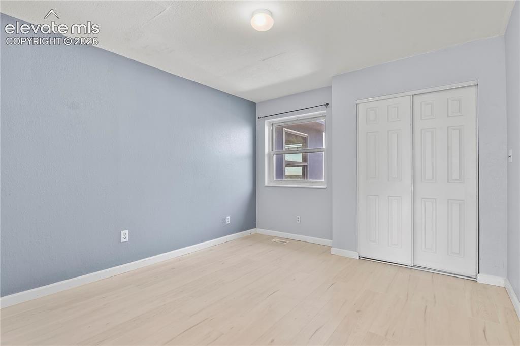 Image 19 of 50: Bedroom