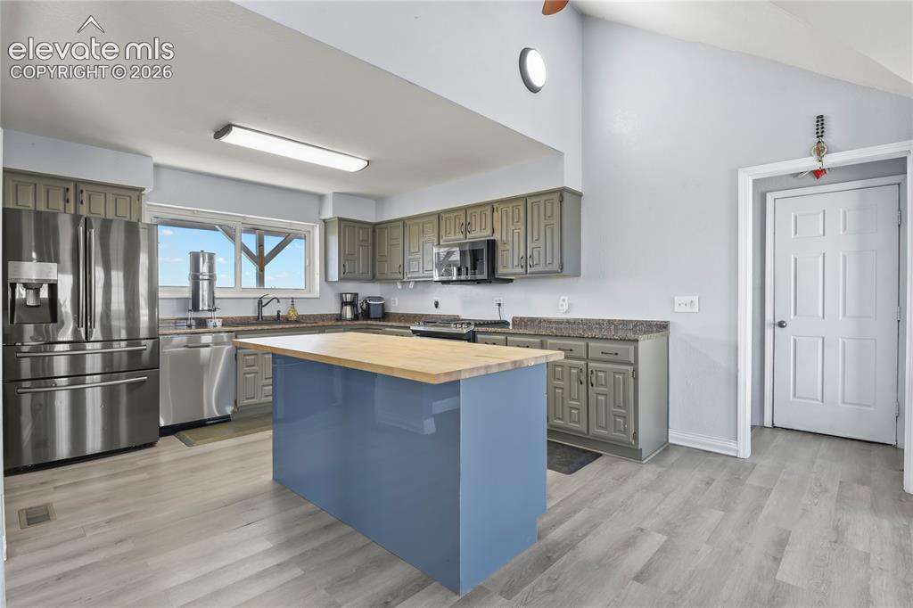 Image 8 of 50: Kitchen