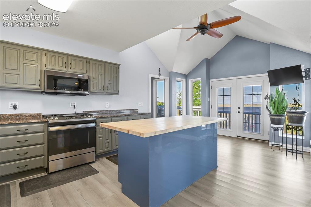 Image 9 of 50: Kitchen