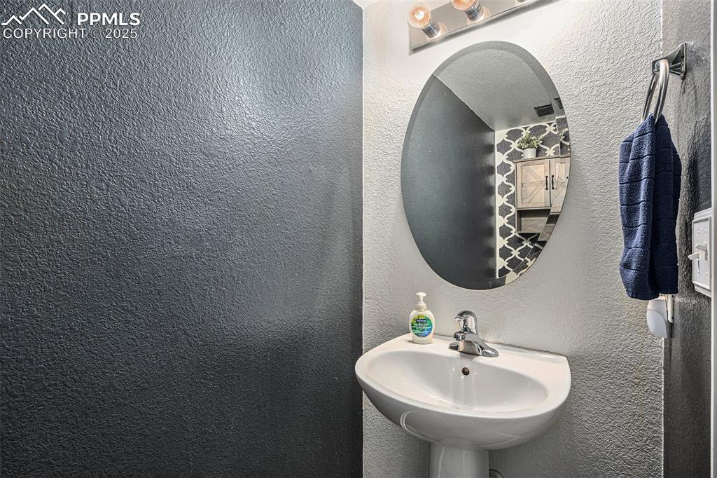 Image 10 of 27: Bathroom