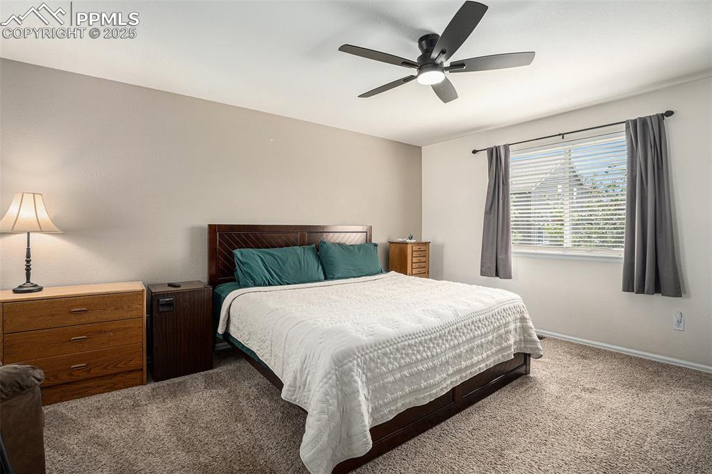 Image 11 of 27: Bedroom