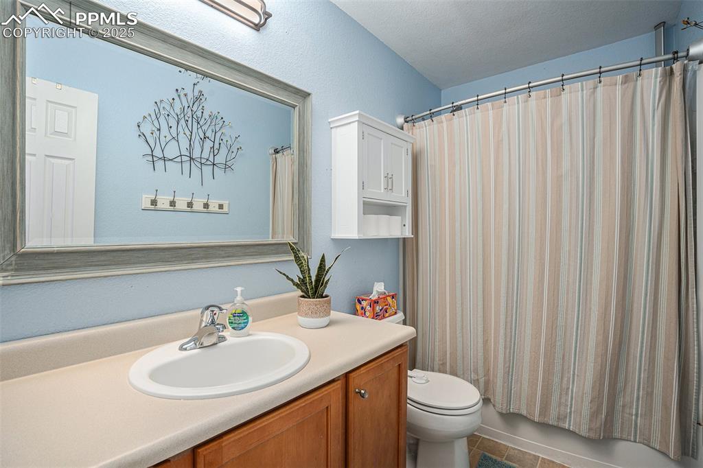 Image 13 of 27: Bathroom
