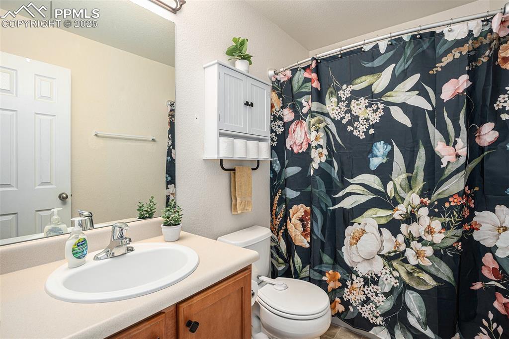 Image 17 of 27: Bathroom