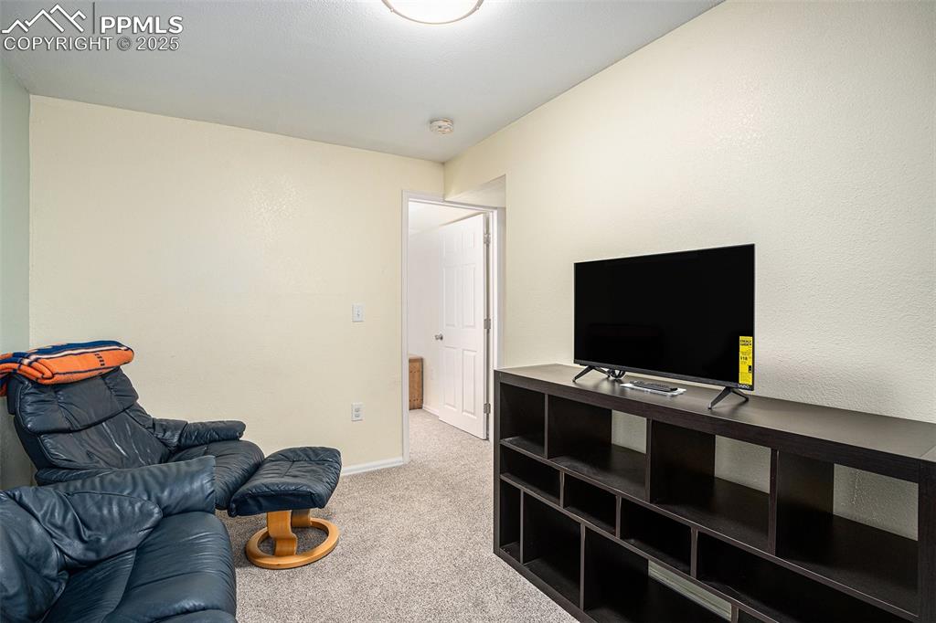 Image 19 of 27: Living Room