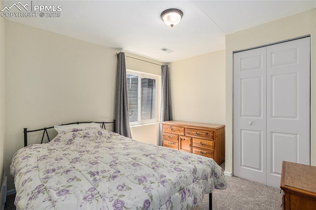 Image 21 of 27: Bedroom