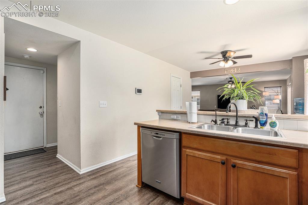 Image 7 of 27: Kitchen