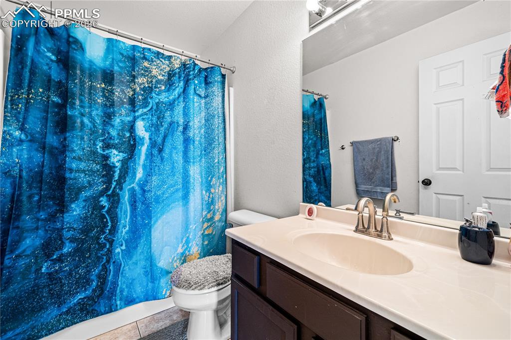 Image 16 of 36: Bathroom