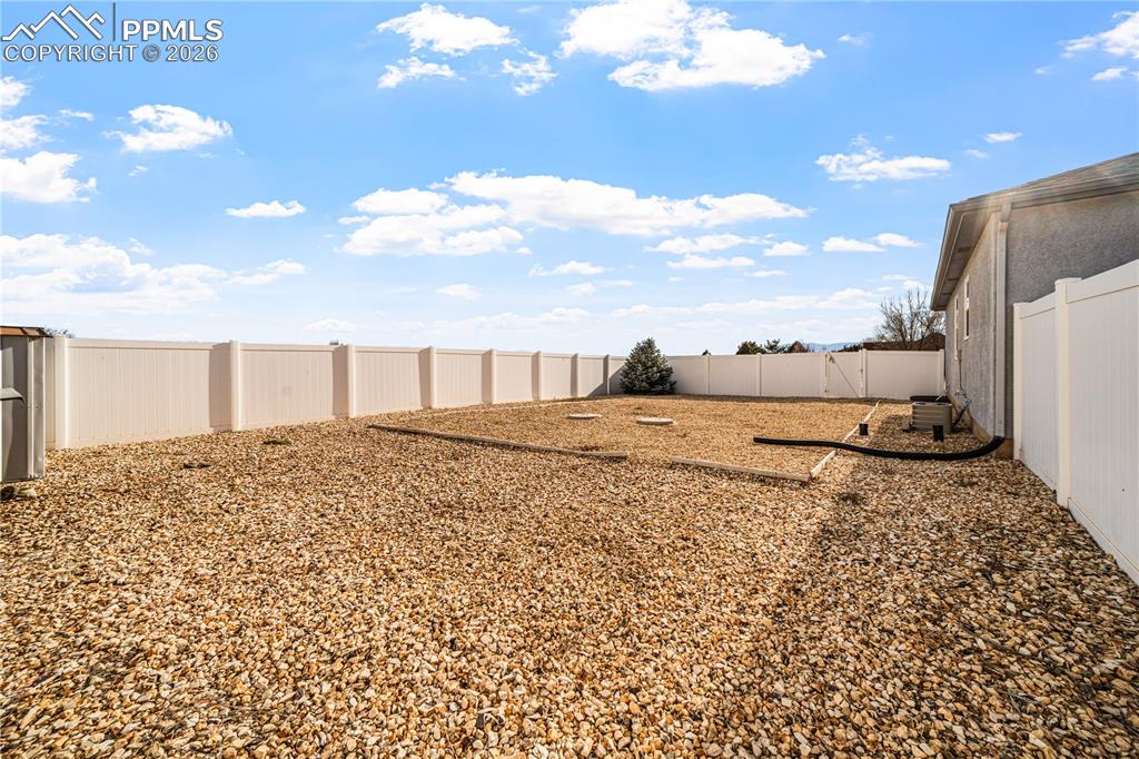 Image 29 of 36: Yard