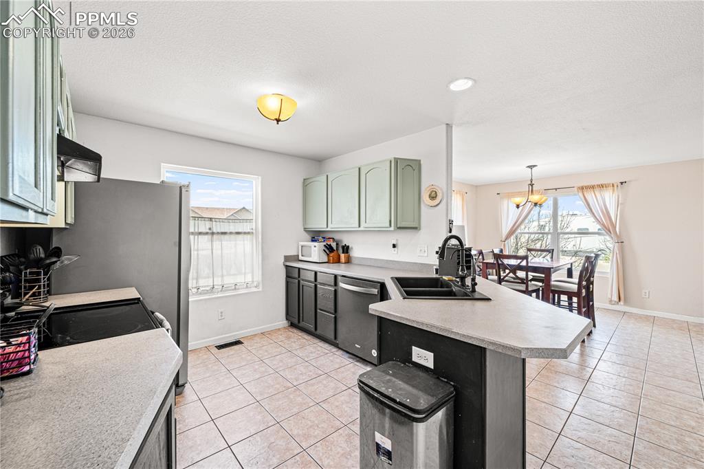 Image 7 of 36: Kitchen