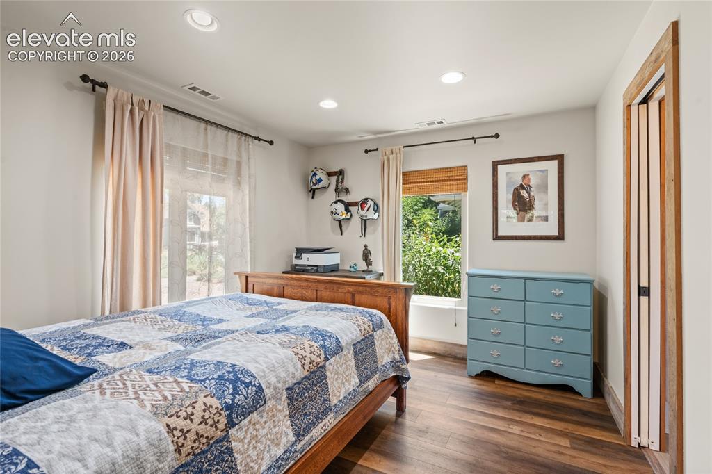 Image 19 of 38: Main house Guest Bedroom