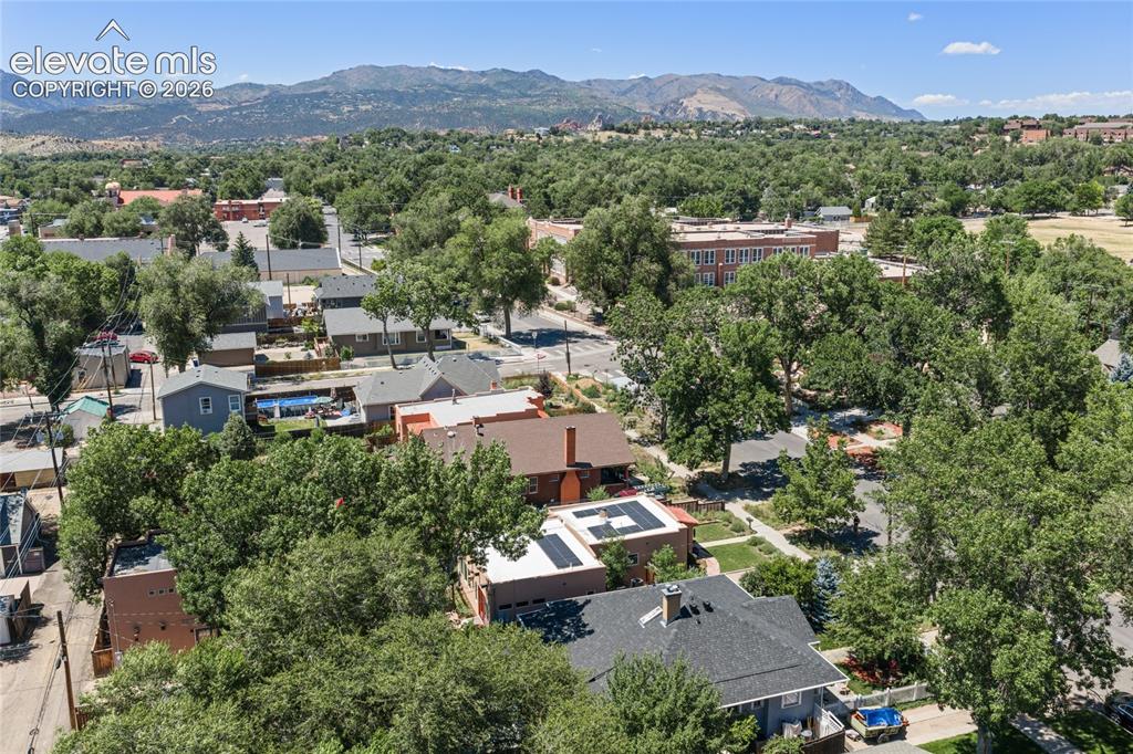 Image 34 of 38: Fantastic West-Side location!