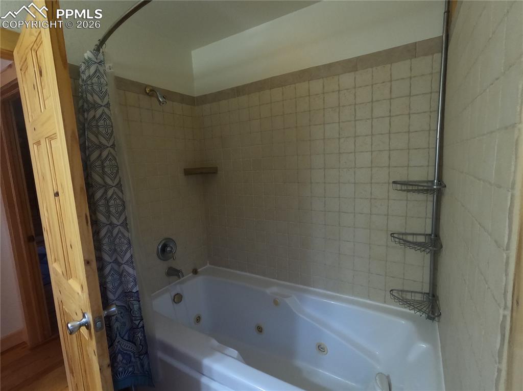 Image 11 of 21: Bathroom