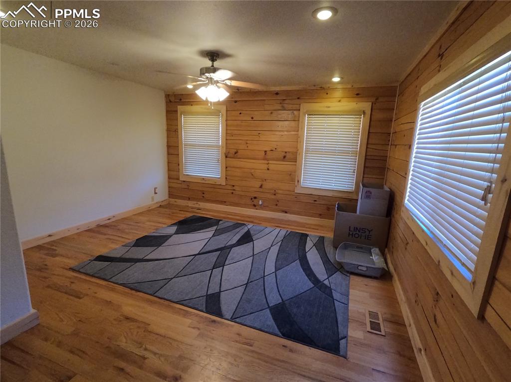 Image 8 of 21: Bedroom