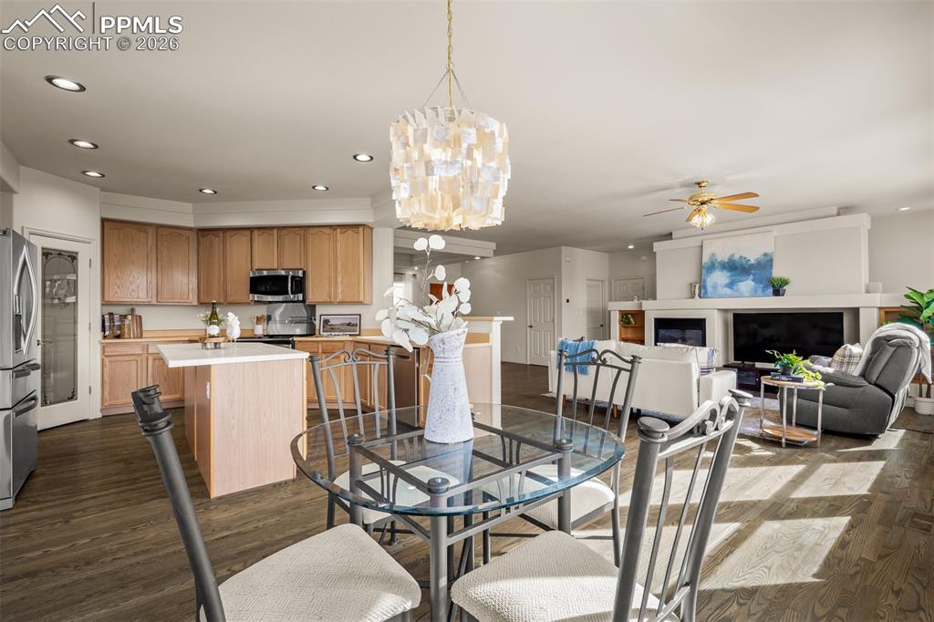 Image 16 of 48: Dining Area